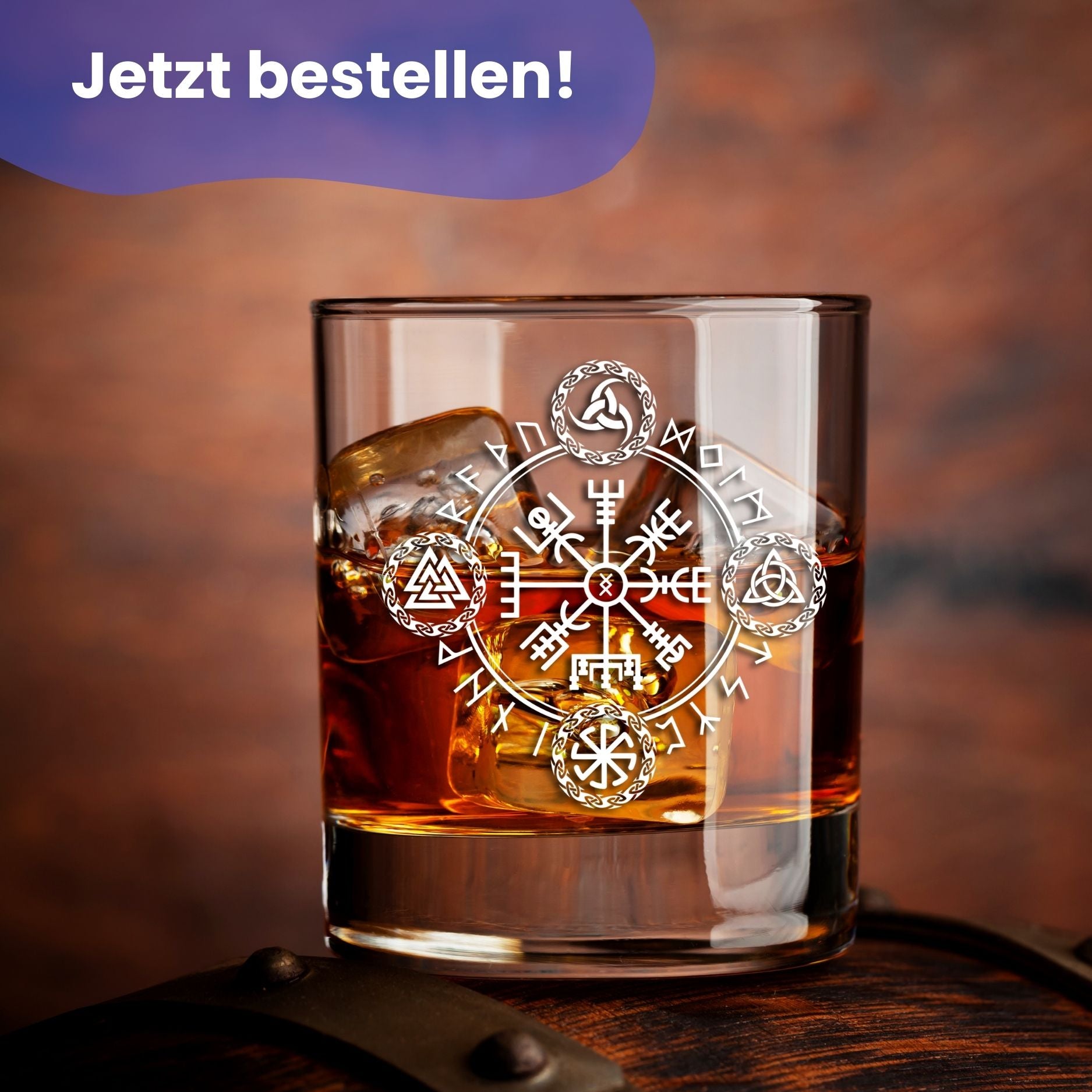 Glas mit Gravur eines Wikingermotivs