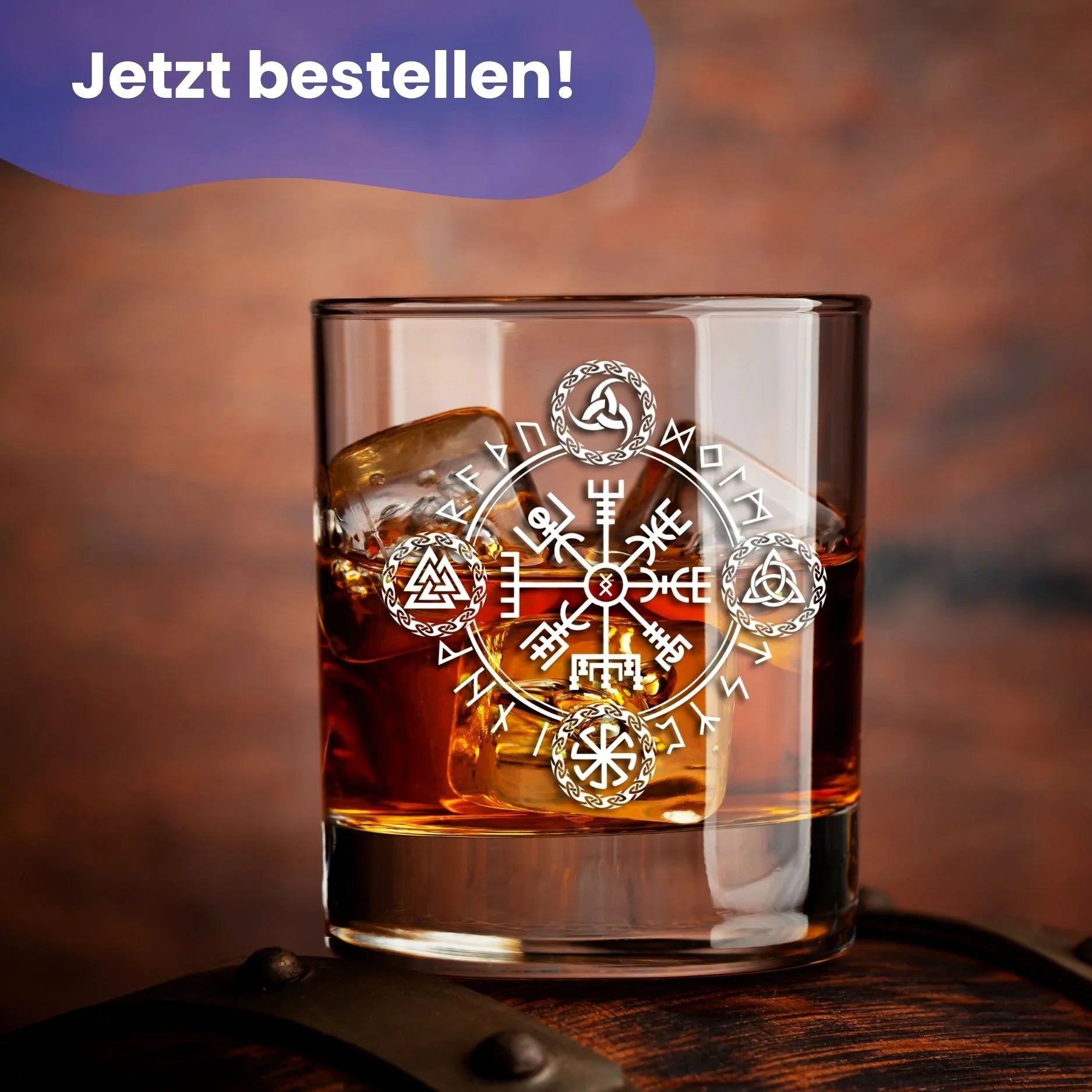 Glas mit Gravur eines Wikingermotivs