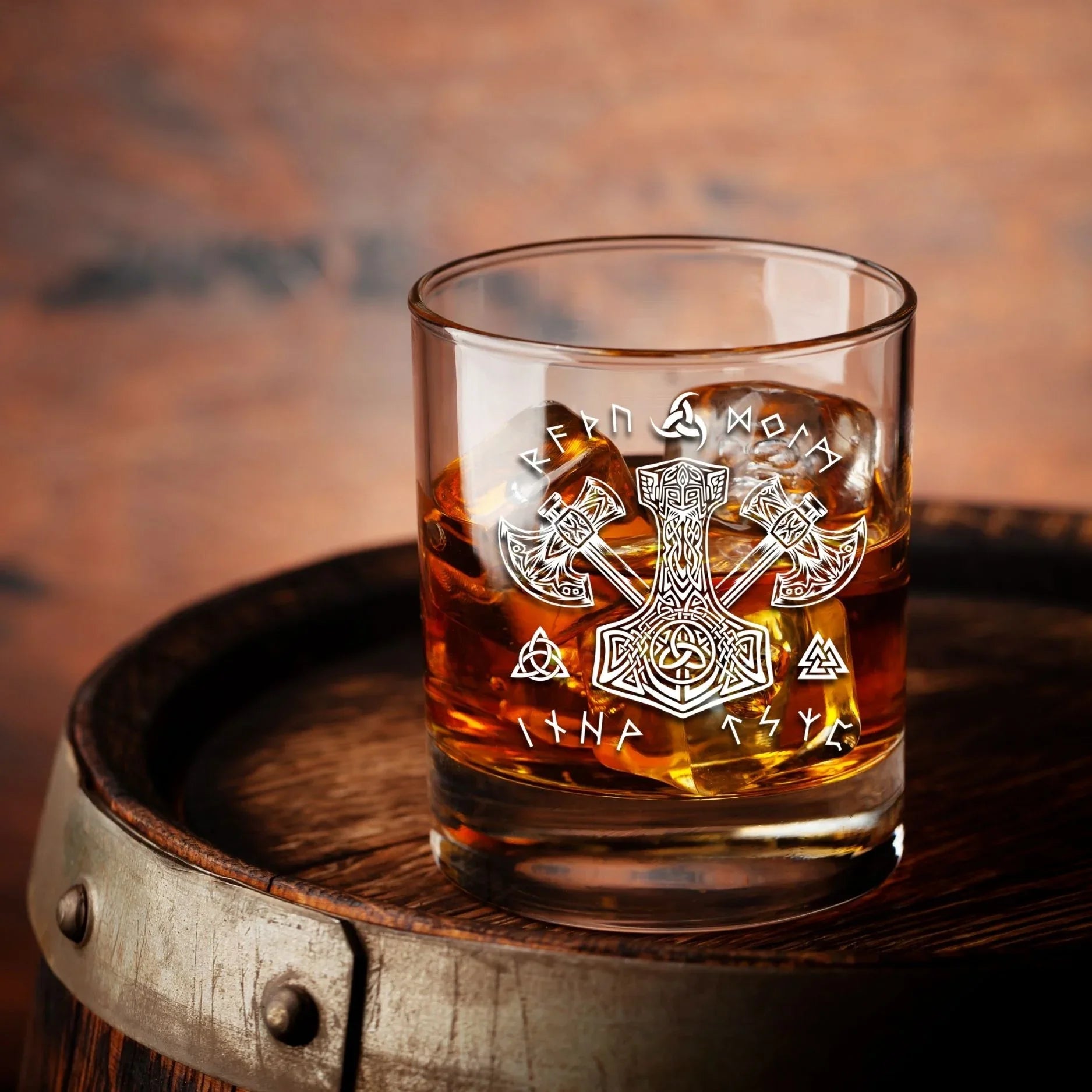 Glas mit Gravur eines Wikingermotivs