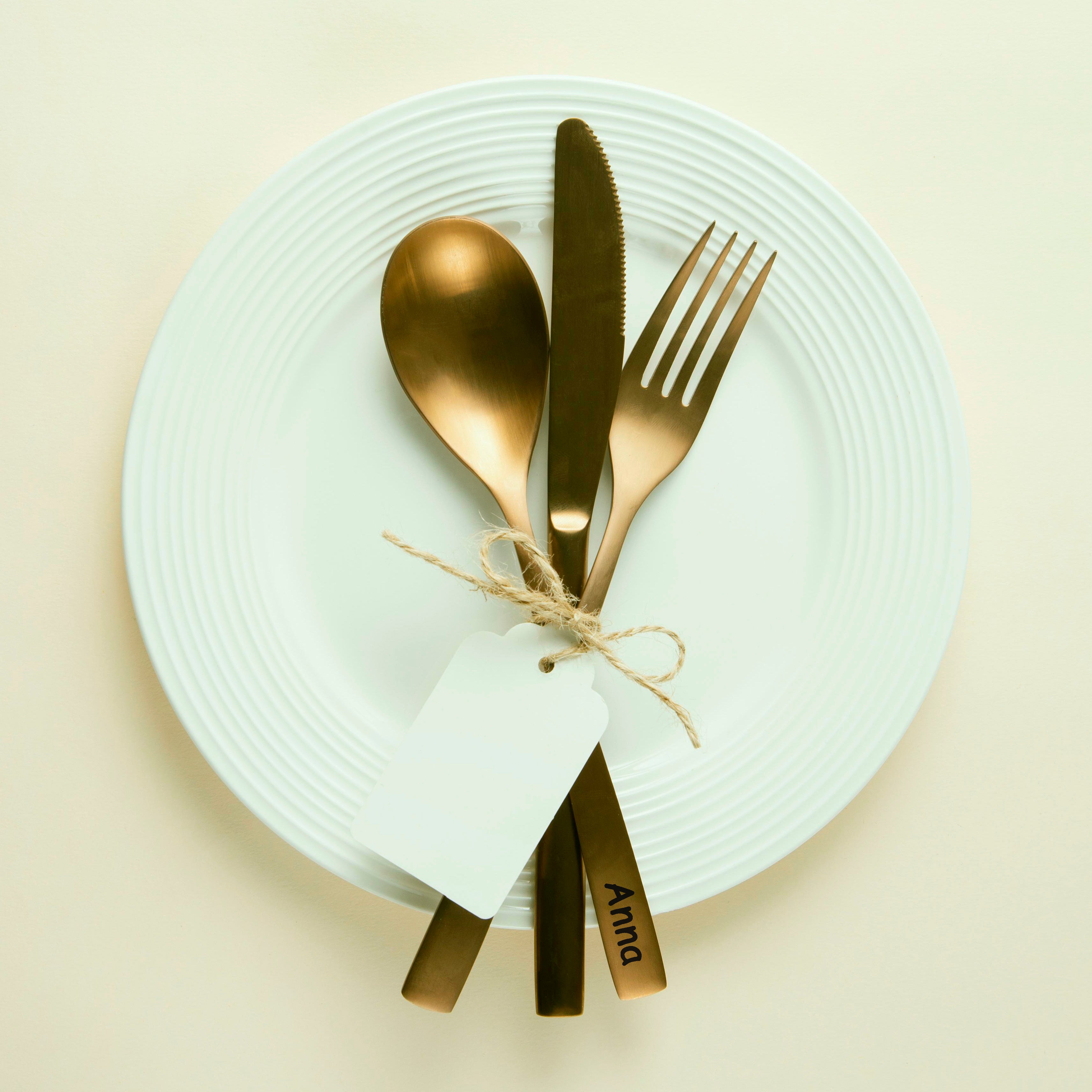 Besteck Set mit Gravur in Gold auf Teller