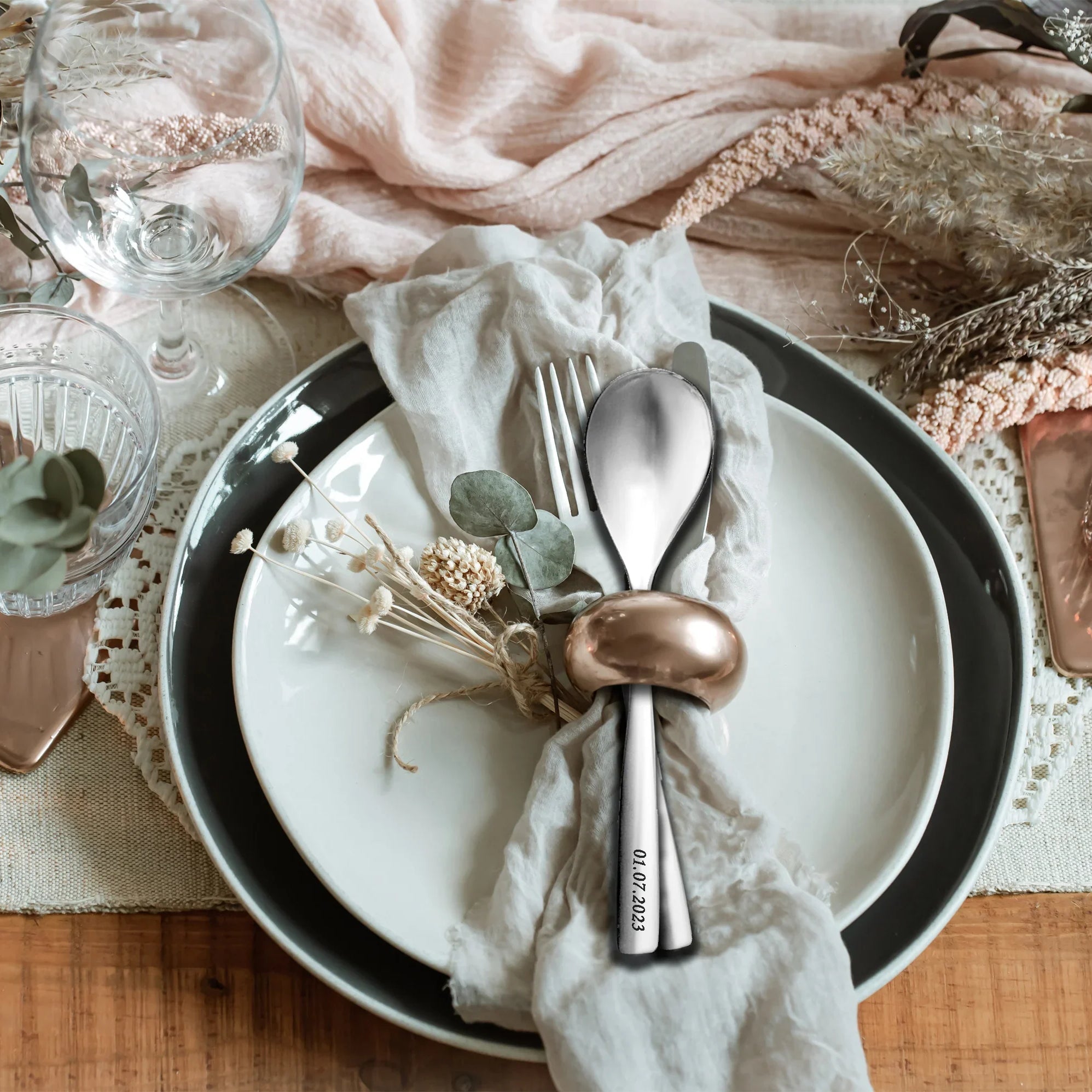 Besteckset silber mit Gravur auf Tisch