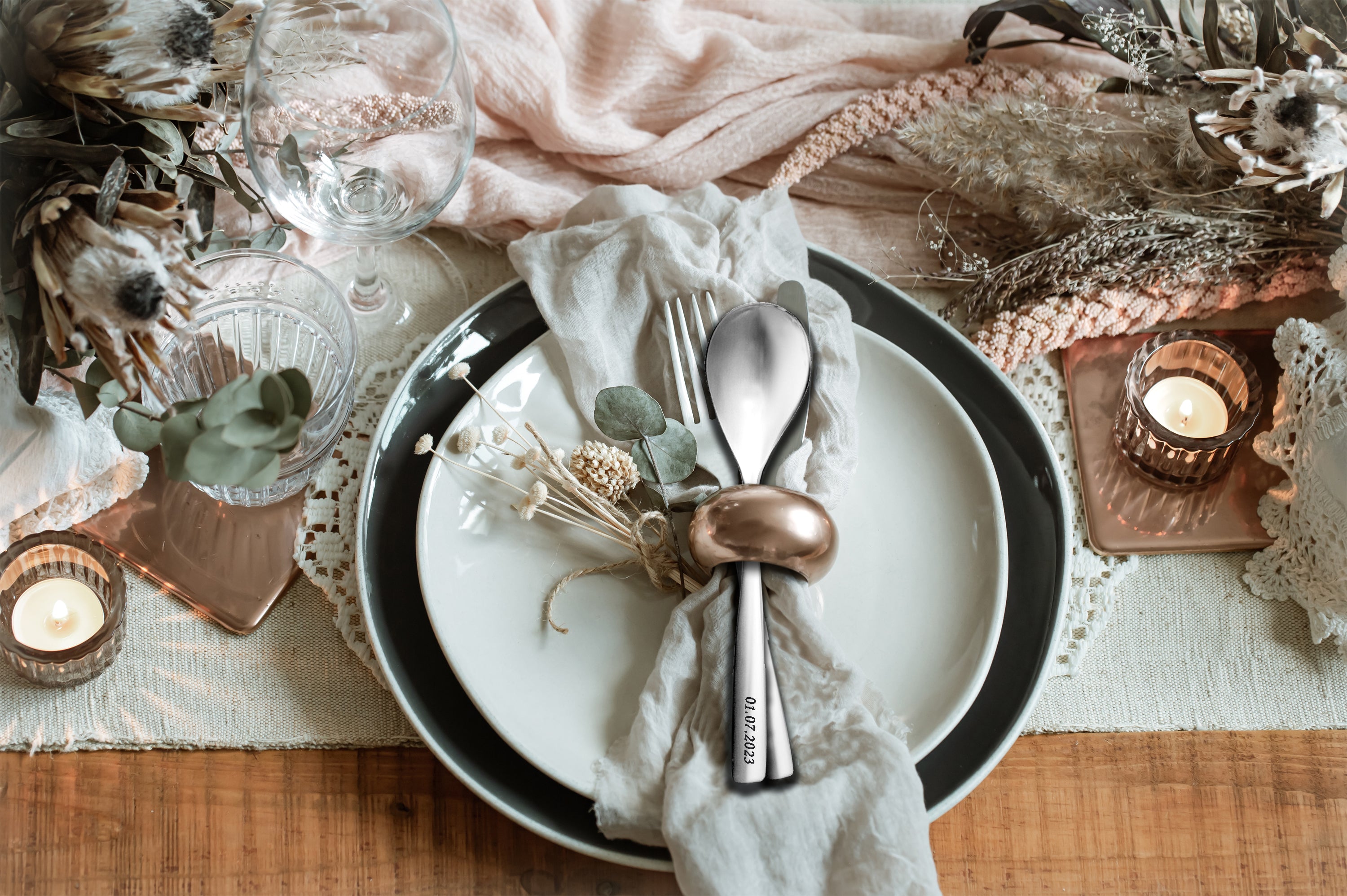 Besteckset silber mit Gravur auf Tisch