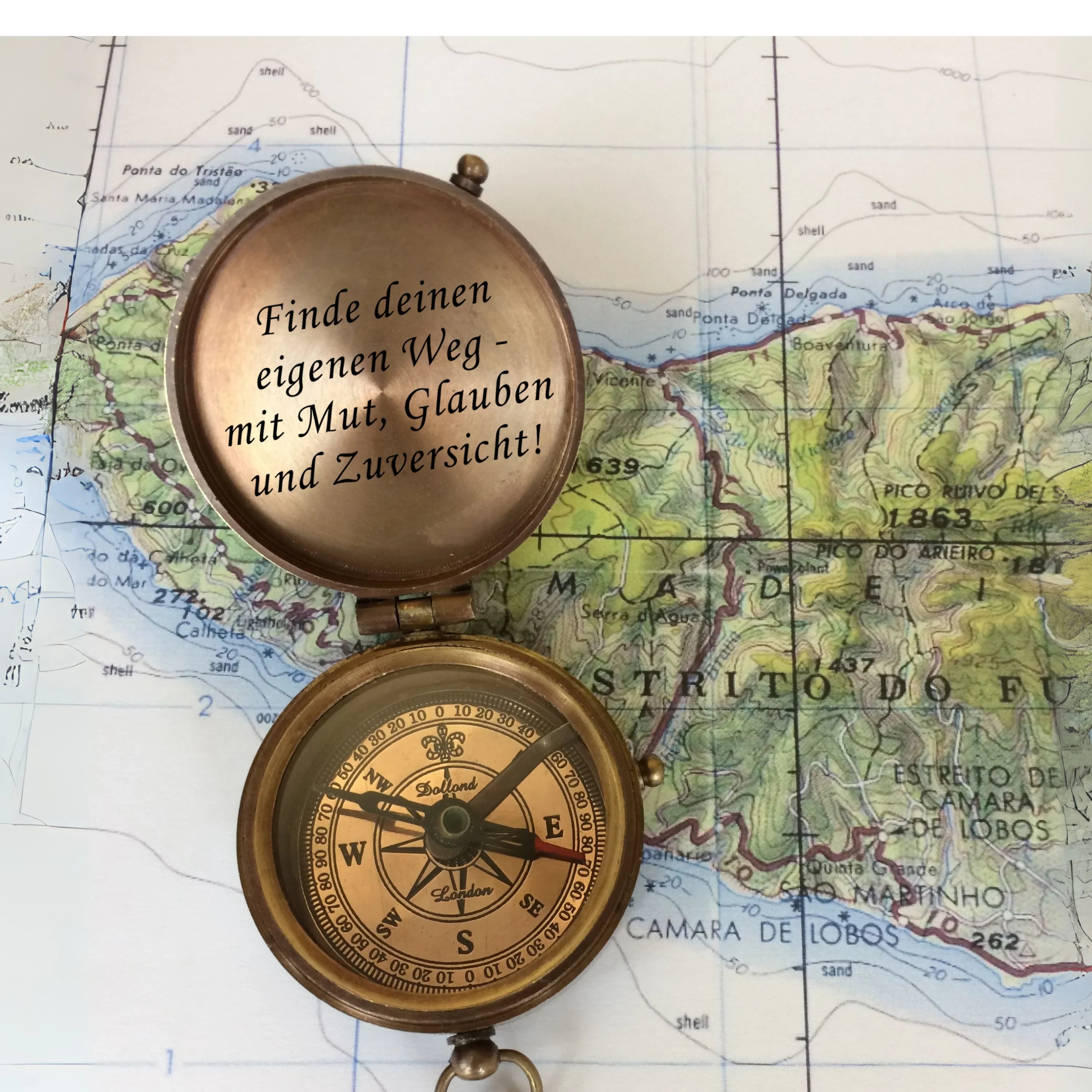 Kompass im Vintage-Stil mit Textgravur auf einer Karte