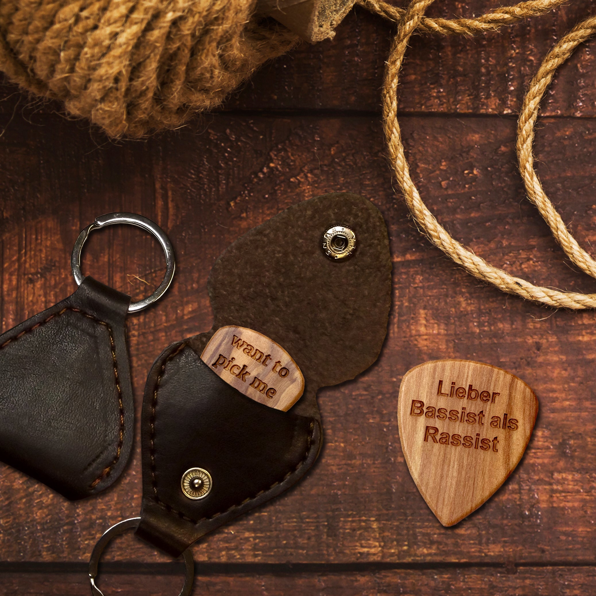 Plektrum Olivenholz mit Gravur