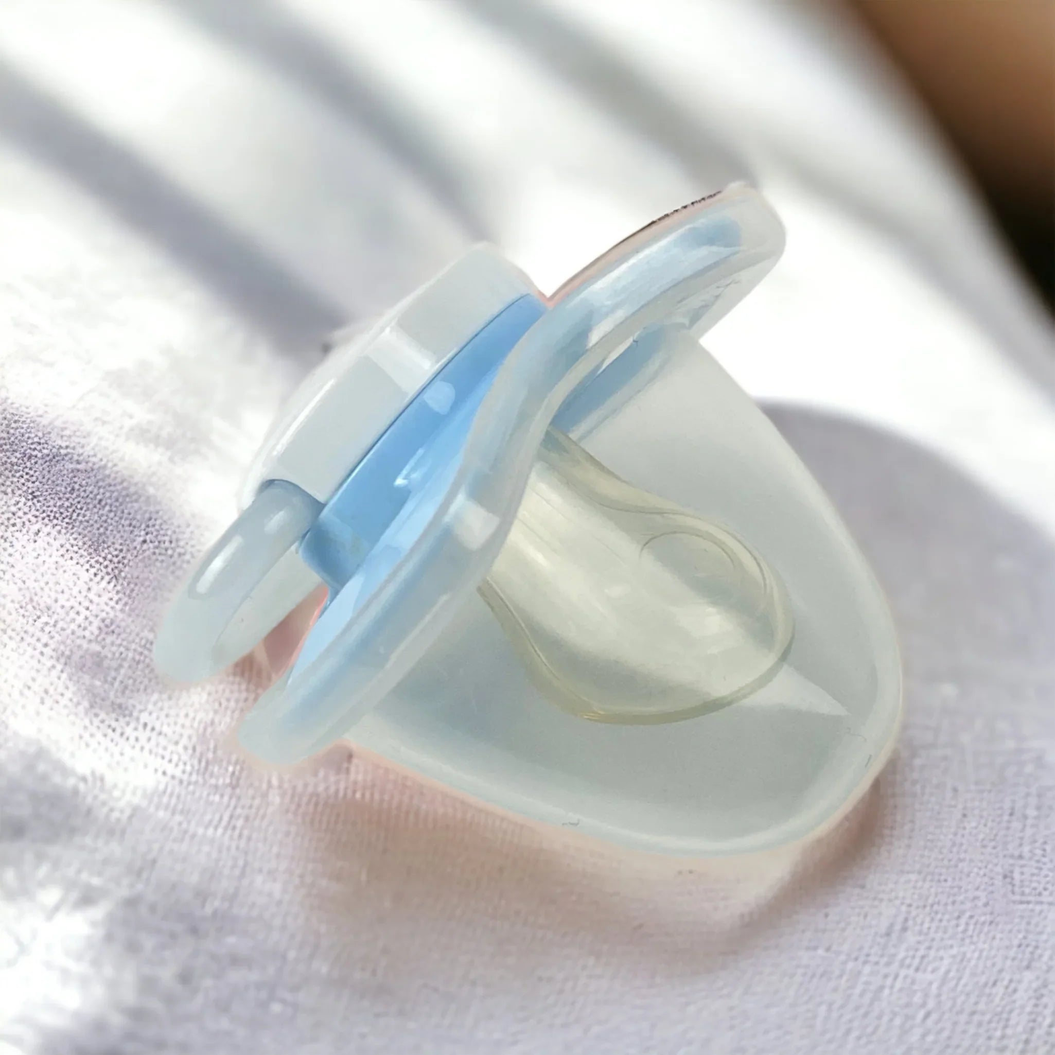 Schnuller blau Nahaufnahme 2