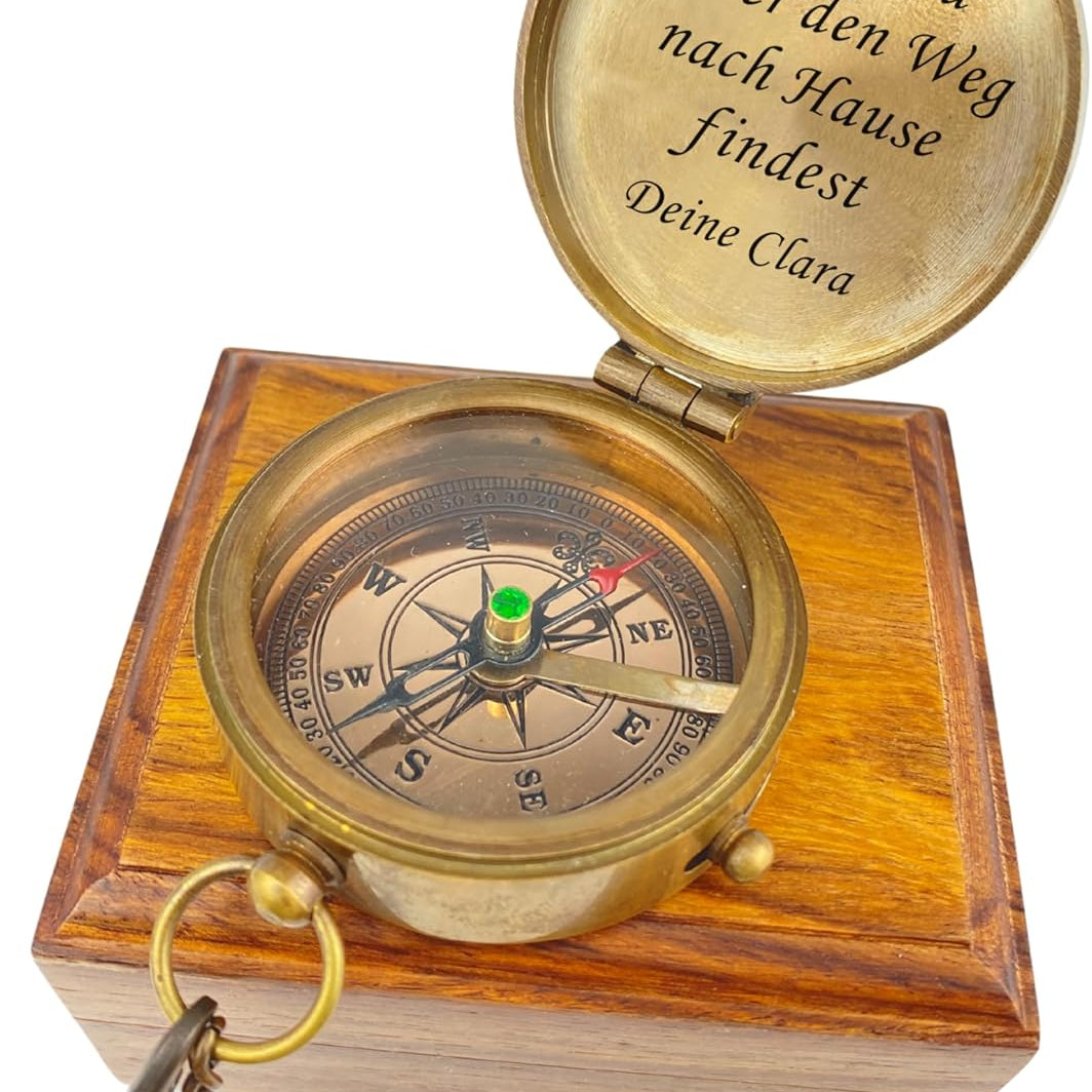 Kompass auf Holzbox vintage mit Textgravur
