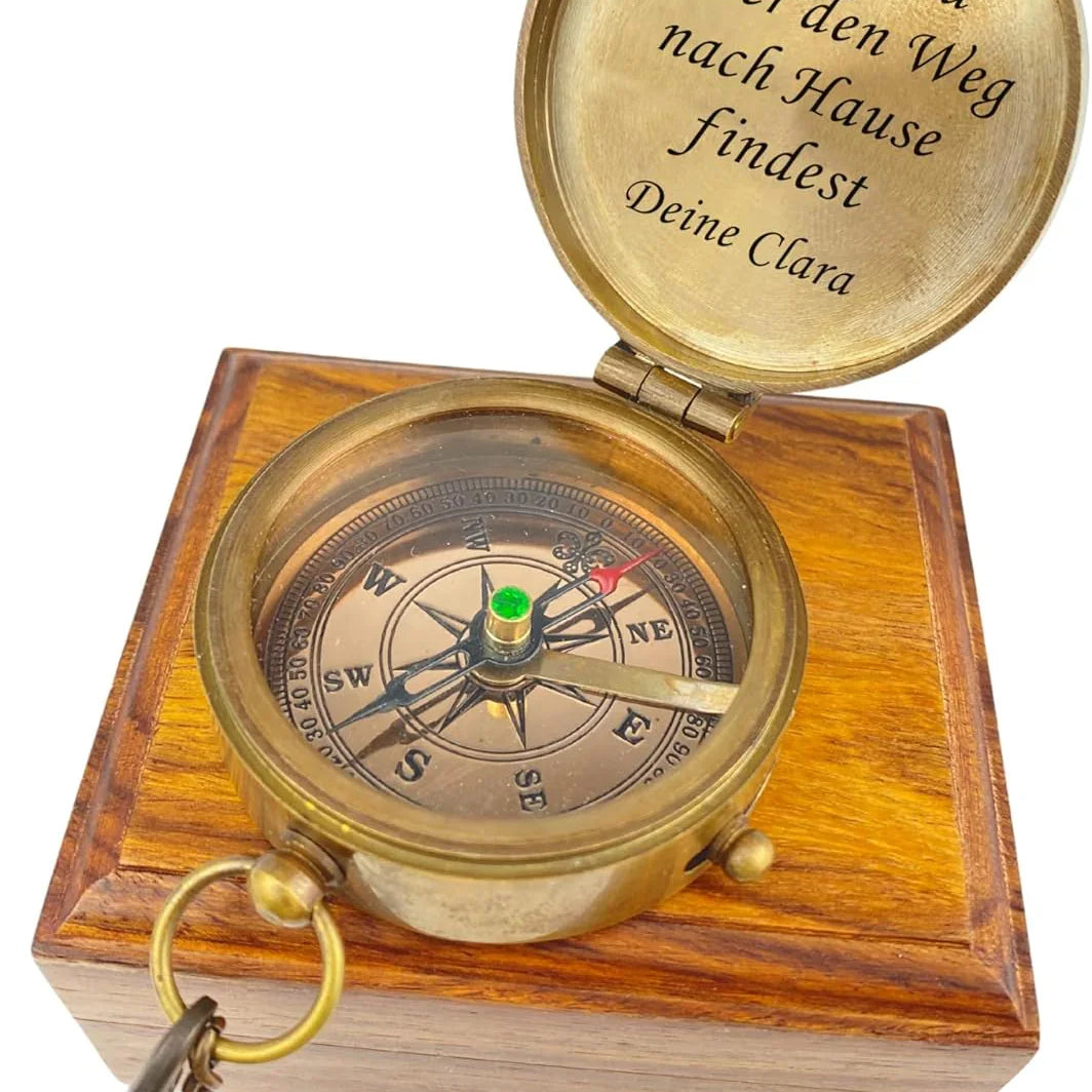 Kompass auf Holzbox vintage mit Textgravur
