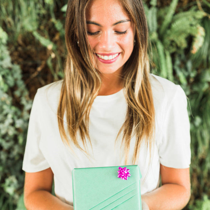 Frau mit Geschenk personalisiert