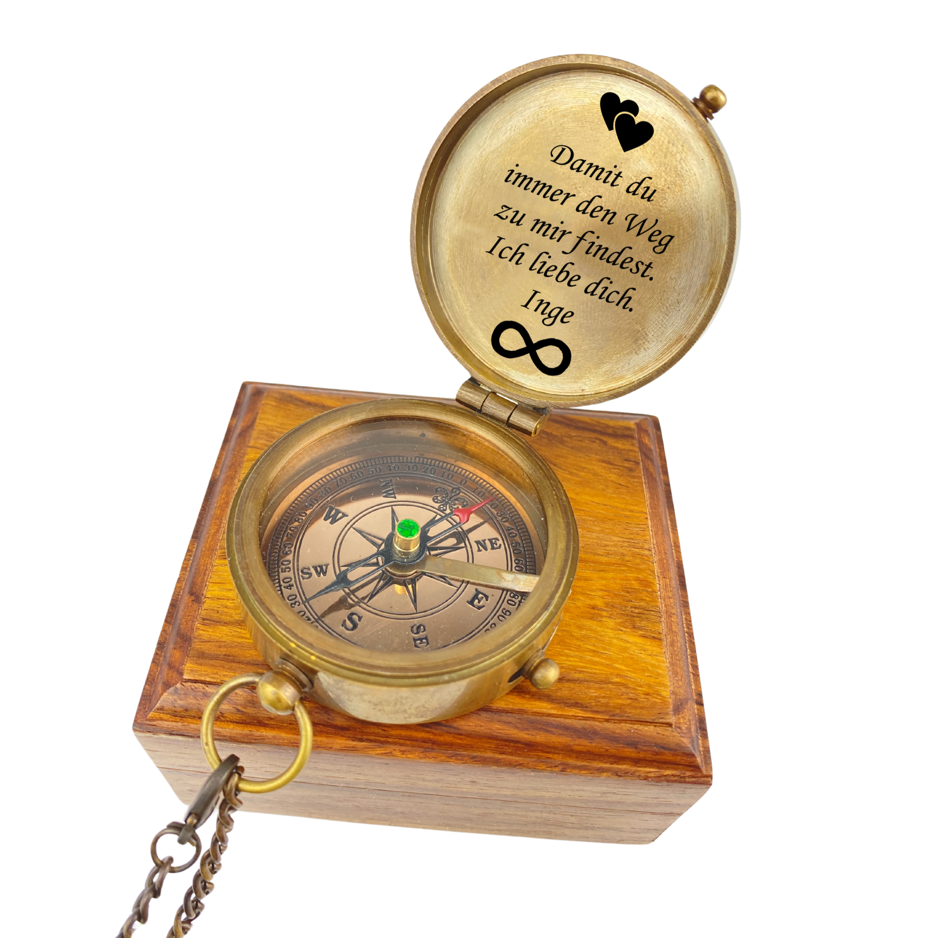 Kompass im Vintage-Stil mit Textgravur und Herzen auf einer Holzschatulle, hergestellt als Geschenk zum Valentinstag oder für den Partner.        