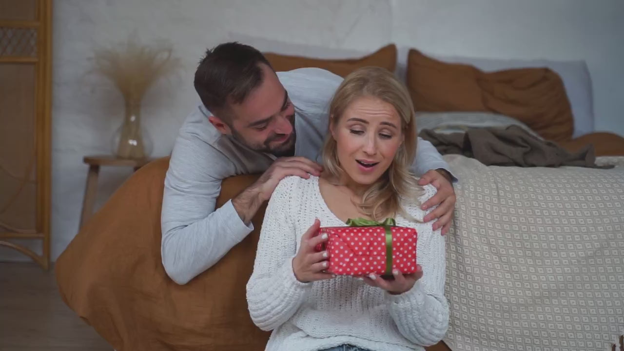 Video von Mann Freund Geschenk an Freundin Frau voller Freude