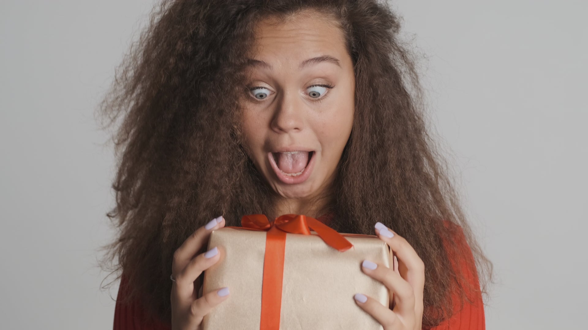 Frau freut sich über Geschenk